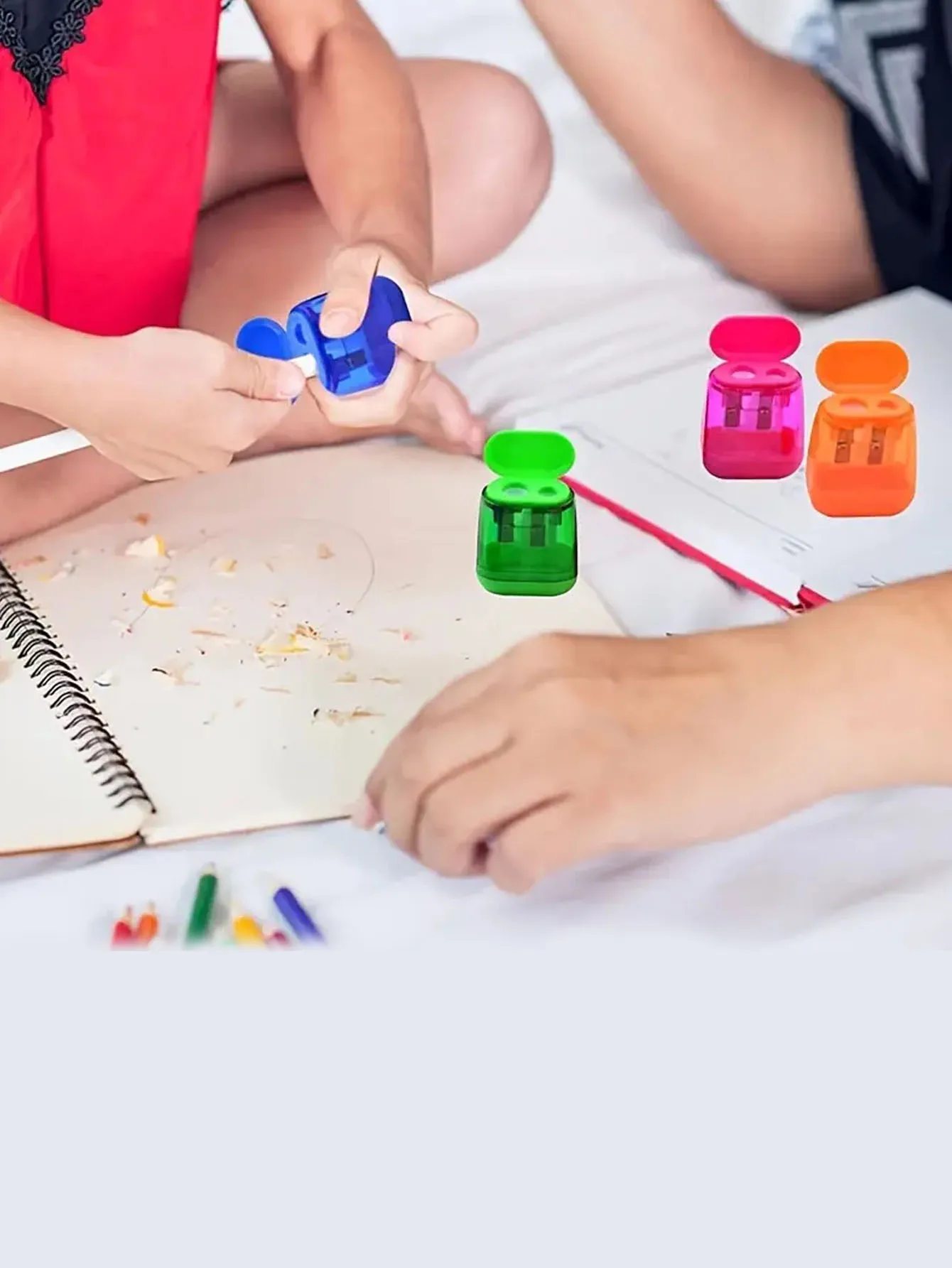 Un sacapuntas de dos agujeros para estudiantes de color aleatorio para útiles escolares infantiles: un imprescindible para la escuela inicial