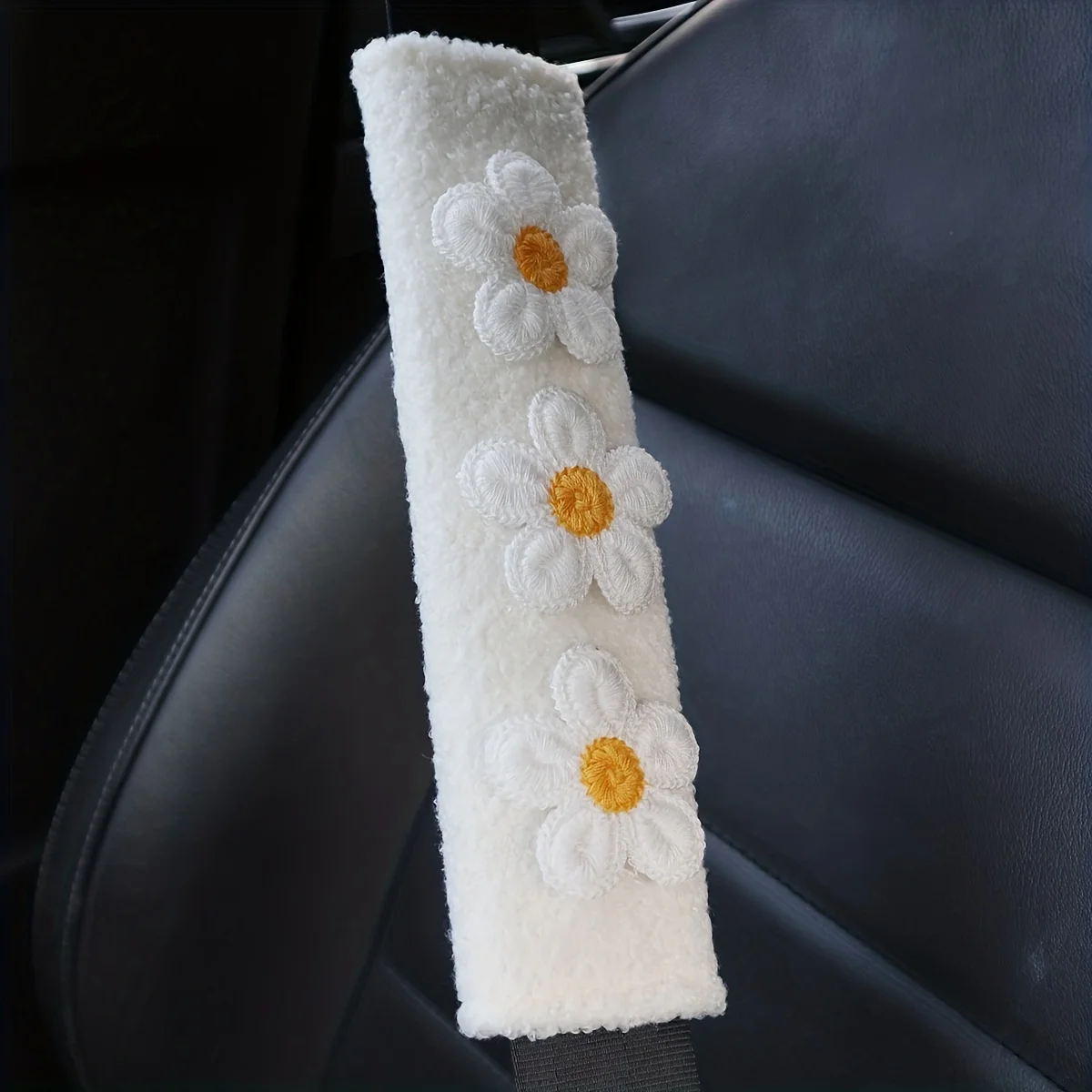 Funda para cinturón de seguridad de coche con flores de felpa suave, arnés con correa para el hombro, cinturón de seguridad para coche con tres flores blancas, Protector de hombrera, 1 ud.