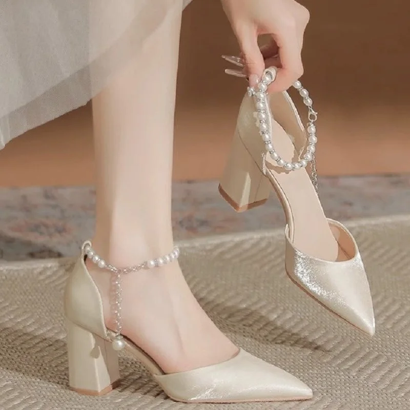 2025 Nuevos y elegantes tacones de satén adornados con perlas - Zapatos de novia de tacón bajo grueso de 5 cm con correa ajustable en el tobillo
